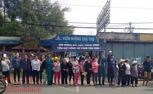 Người dân lập bàn thờ, đứng bên đường đón, tiễn bác Sáu Khải về với đất mẹ ảnh 14